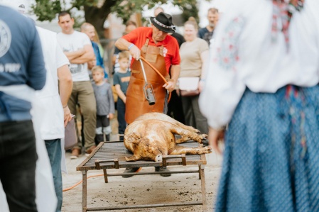 A hagyományok őrzői: A Csabai Kolbászklub szerepe a Csabai Kolbászfesztiválon és túl